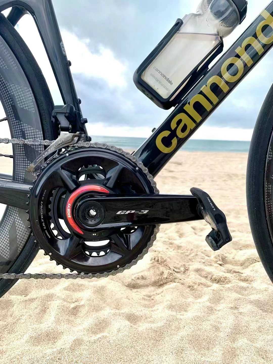 Carbon crankset side profile highlighting slim T1000 carbon crank arms